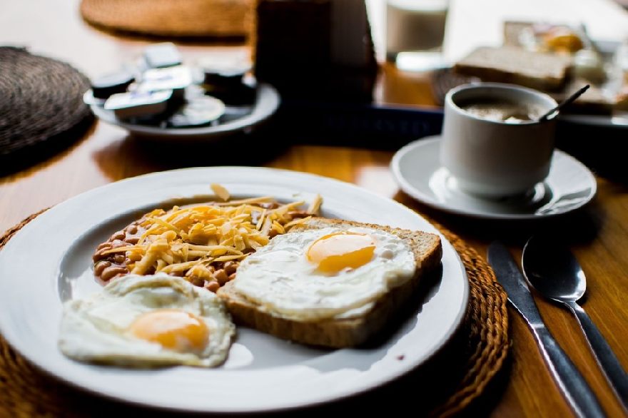 Brekkie, jajka, śniadanie, zdrowe